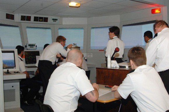 tripulação do HMS Ocean treina em simulador de passadiço - foto RN