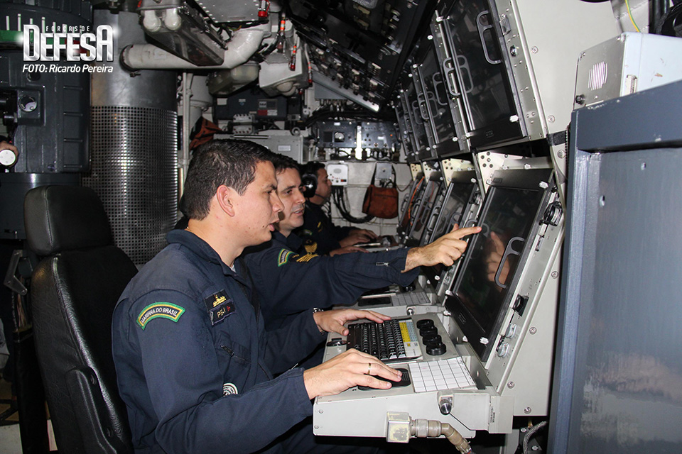 Consoles do sistema de combate da Lockheed Martin no submarino Tapajó
