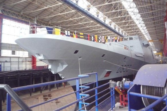 FREMM Languedoc embandeirada para flutuar - foto DCNS