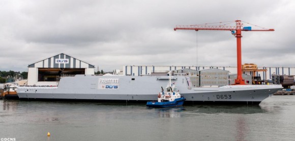 FREMM Languedoc flutuando fora da oficina de construção - foto DCNS