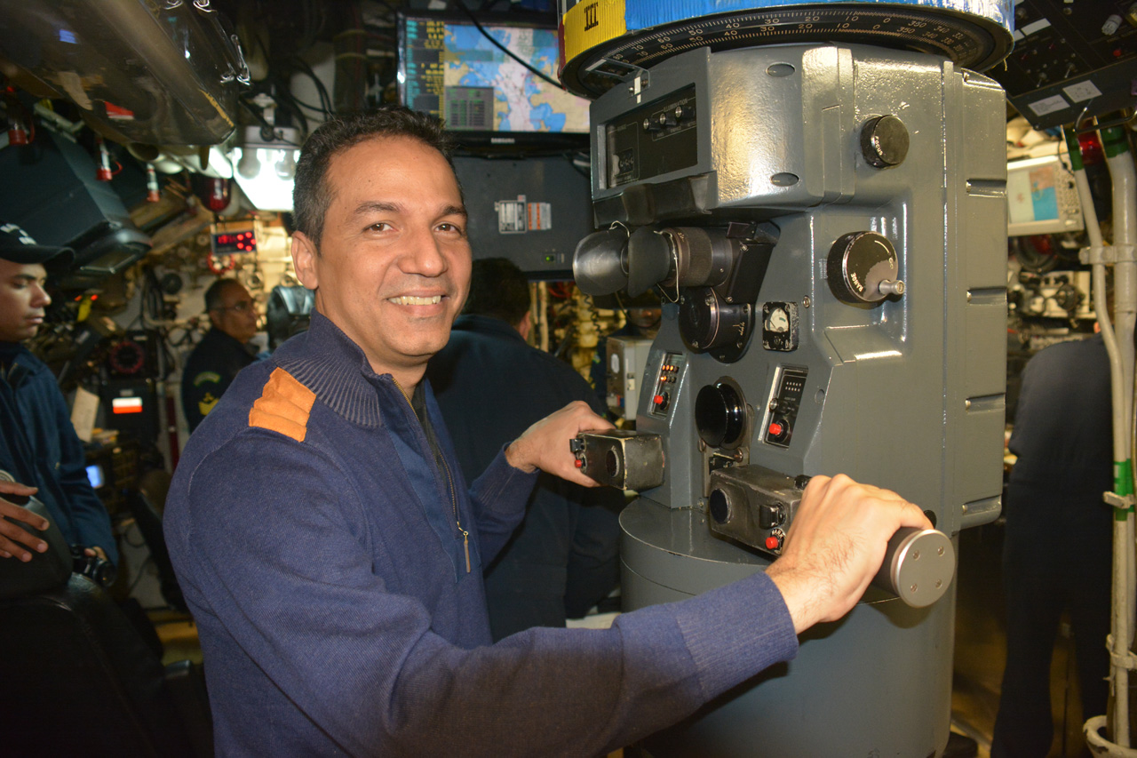 Galante a bordo do submarino Tapajó, em 2014