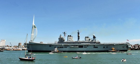 HMS Illustrious volta a Portsmouth pela última vez - foto 2 Royal Navy