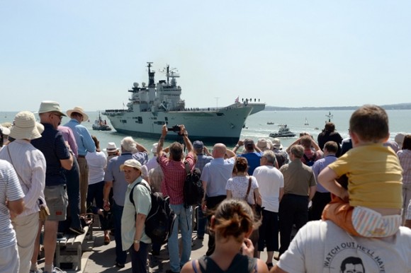 HMS Illustrious volta a Portsmouth pela última vez - foto 3 Royal Navy