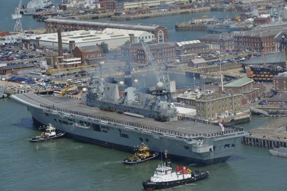 HMS Illustrious volta a Portsmouth pela última vez - foto 4 Royal Navy