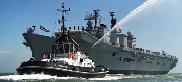 HMS Illustrious volta a Portsmouth pela última vez - foto Royal Navy