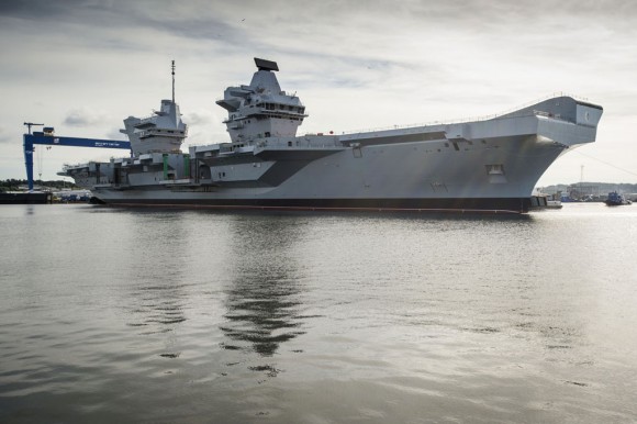 HMS Queen Elizabeth na água - foto Royal Navy
