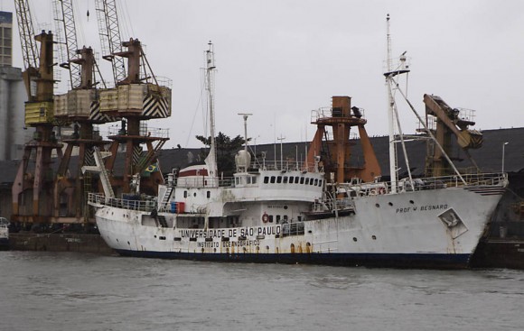 Navio oceonográfico Professor W Besnard, atracado no porto de Santos