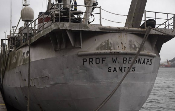 Popa do navio oceonográfico Professor W Besnard, atracado no porto de Santos