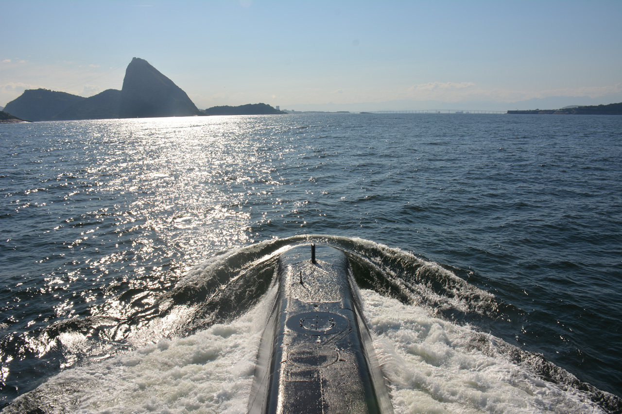 Submarino Tapajó retornando ao Rio de Janeiro depois da missão com a equipe do Poder Naval a bordo