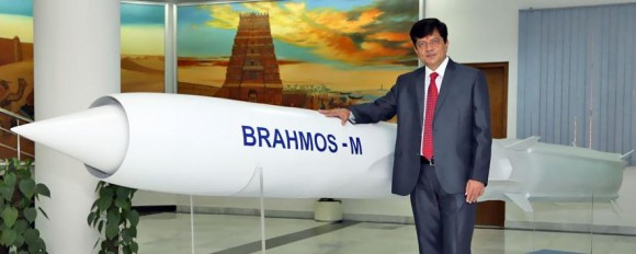 CEO Sudhir Kumar Mishra e míssil BrahMos - foto BrahMos Aerospace