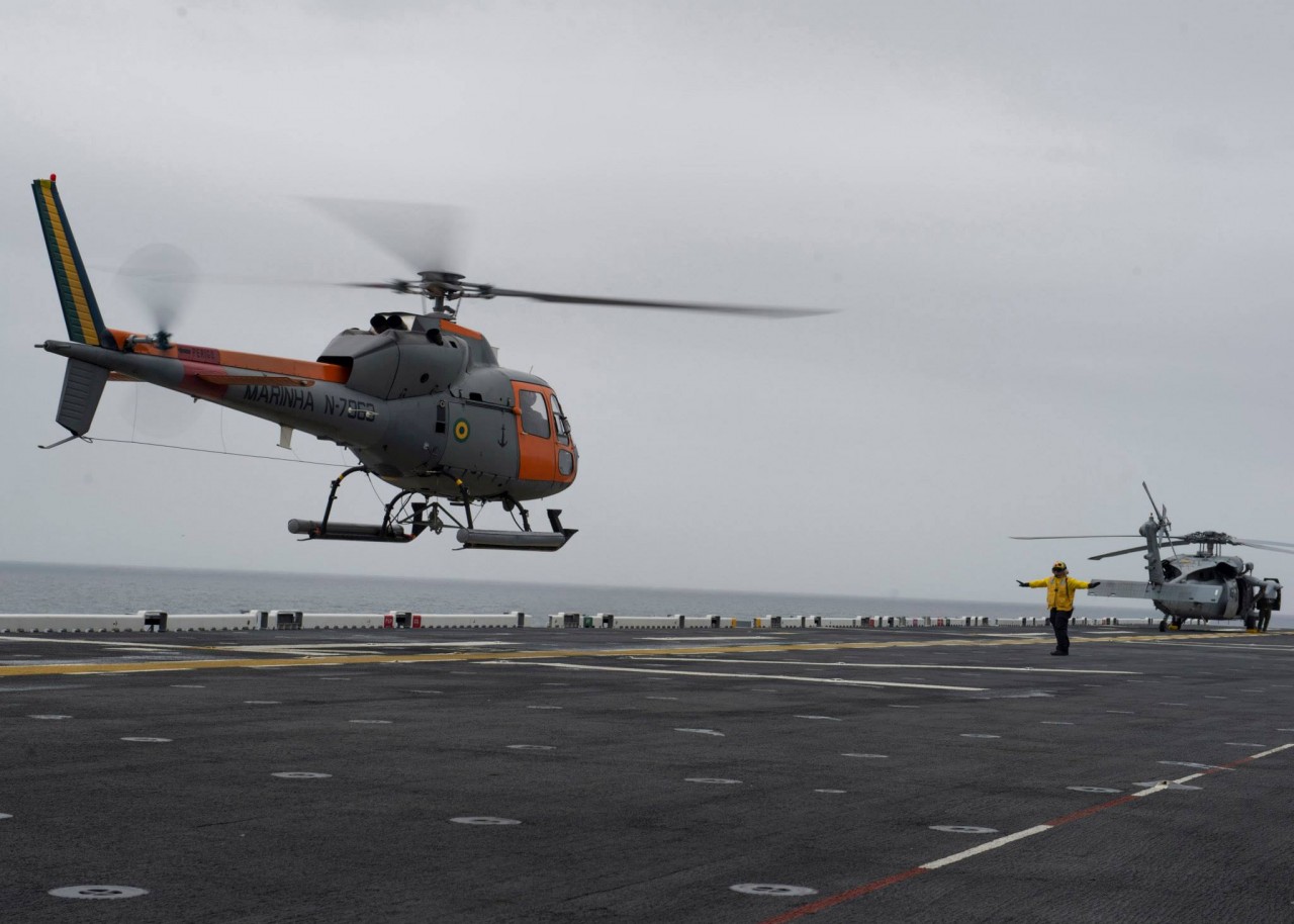 Marinha do Brasil operando com o USS America - 1