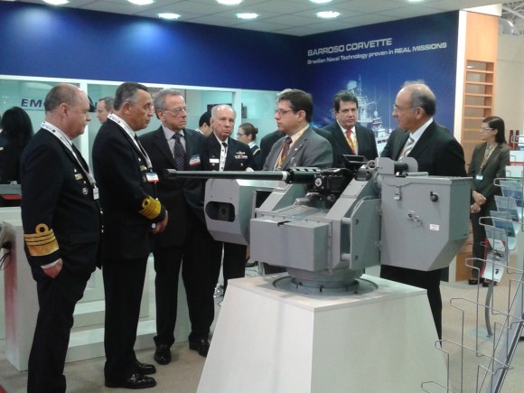 Almirante Julo Soares de Moura Neto visita o estande da Emgepron na Euronaval 2014