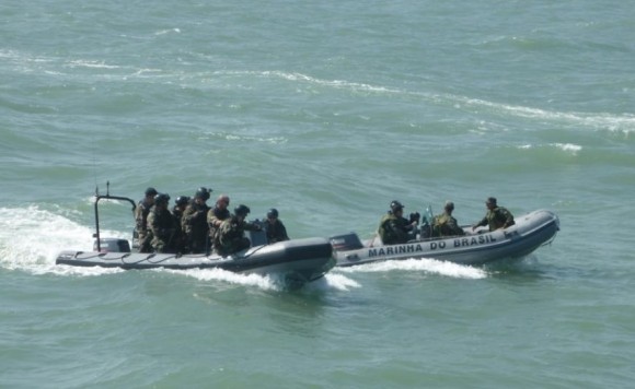 lanchas da MB e da Marinha Francesa em ação contra pesca ilegal - foto Min Def França