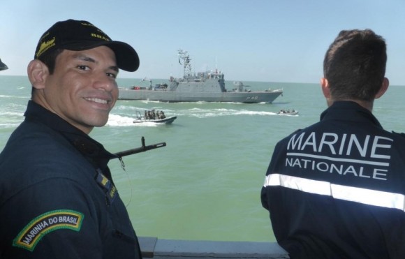 tripulantes de navios-patrulha da França e do Brasil em ação contra pesca ilegal - foto Min Def França
