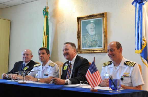 Na sequência, da esquerda para a direita, vê-se o Vice-Presidente da Elbit Systems of America LLC/M7 Aerospace LLC, Sr Paul Mc Bride, a seguir o Contra-Almirante Carlos Frederico Carneiro Primo, Diretor de Aeronáutica da Marinha, o Presidente e Chefe de Operações da empresa Marsh Aviation Company, Sr Charles P. Stanford Jr e, mais à direita, o Capitão-de-Mar-e-Guerra Rogério de Oliveira Miranda