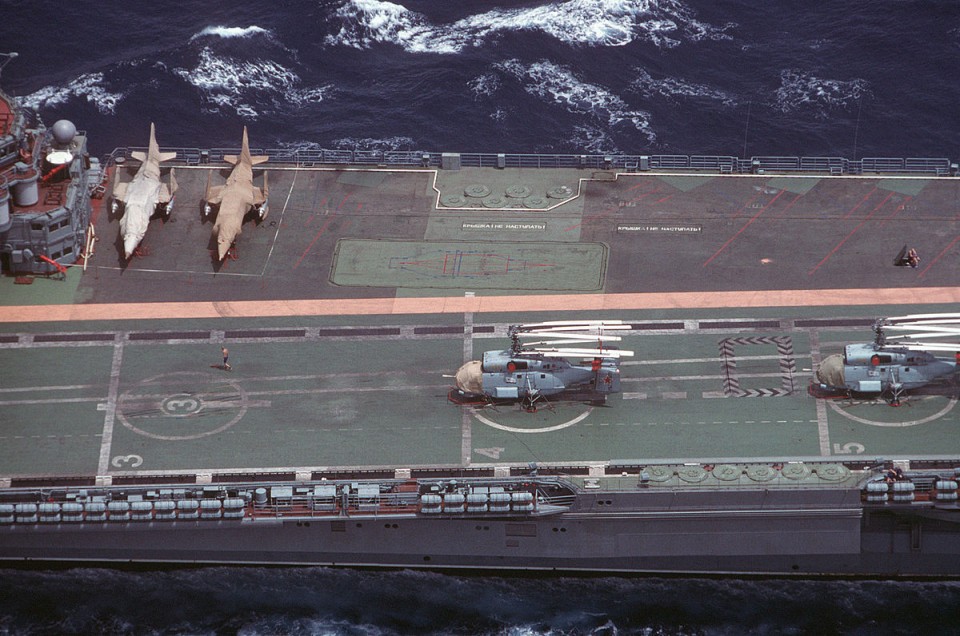1200px-Aircraft_carrier_-Baku-_in_1988