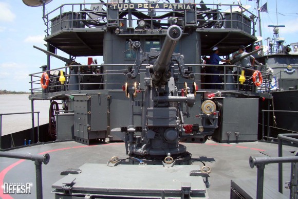 Parnaíba - convés de proa com canhão 76mm - foto Nunão - Poder Naval - Forças de Defesa