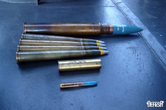 Parnaíba - munições 76mm - 40mm - 47mm salva - 20mm - foto Nunão - Poder Naval - Forças de Defesa