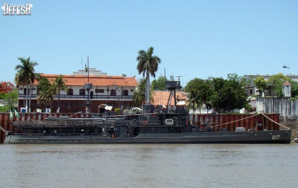 Parnaíba - perfil a boreste na Base Fluvial de Ladário - foto Nunão - Poder Naval - Forças de Defesa