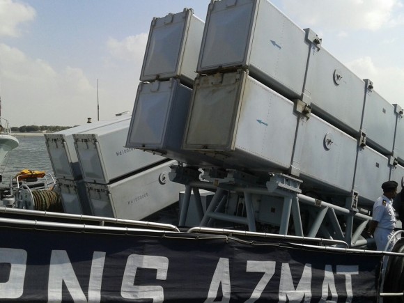8 mísseis antinavio C-802 a bordo do navio patrulha PNS Azmat do Paquistão