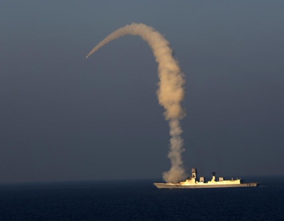 INS Kolkata dispara BrahMos - 1