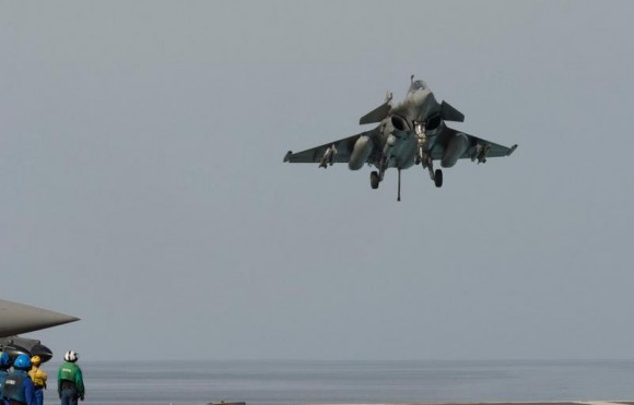 Rafale M pronto para enganchar em missão de 25fev2015 contra o EI - foto 2 MD França