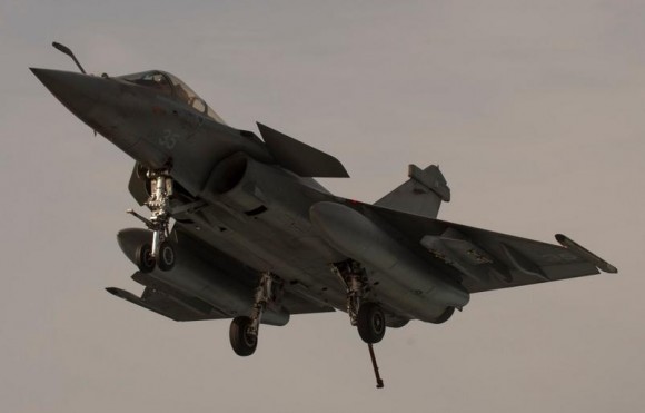 Rafale M pronto para enganchar em missão de 25fev2015 contra o EI - foto MD França