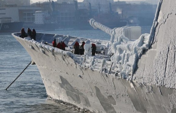 navio de guerra com gelo - foto em caráter meramente ilustrativo e metafórico