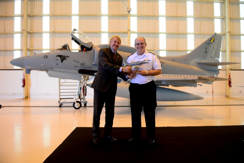 (E-D) O Presidente da Embraer Defesa & Segurança, JacksonSchneider, entrega maquete do primeiro AF-1B modernizado aoComandante da Marinha, Almirante-de-Esquadra Eduardo Bacellar Leal Ferreira