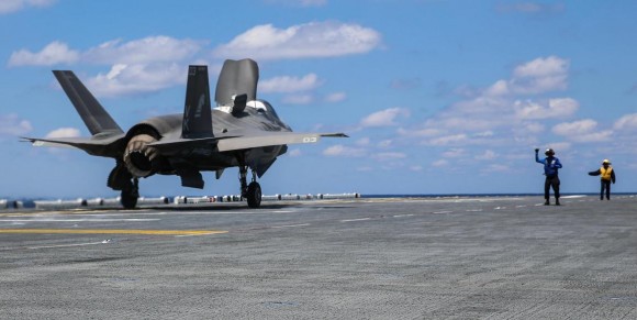 F-35B decola do USS Wasp - 2 foto USMC