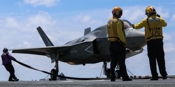 F-35B recebe manutenção no convoo do USS Wasp - foto 2 USMC