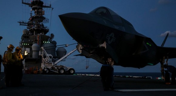 F-35B recebe manutenção no convoo do USS Wasp - foto USMC