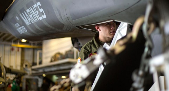 F-35B recebe manutenção no hangar do USS Wasp - foto 2 USMC