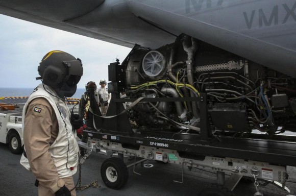 Motor de F-35B transportado ao USS Wasp por V-22 Osprey - foto USMC