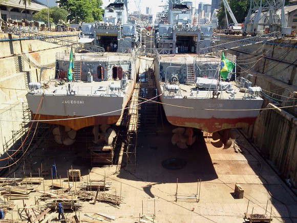 Duas corvetas docadas ao mesmo tempo no Dique Almirante Régis