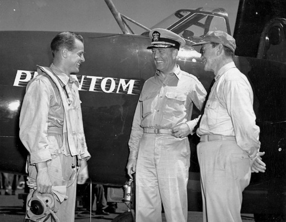 Capitão-tenente JJ Davidson e o vice almirante Gerald F Bogan fotografados antes da primeira catapultagem