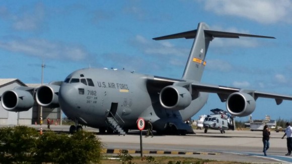 C-17 da USAF descarrega helicópteros SH-16 Seahawk da Marinha do Brasil