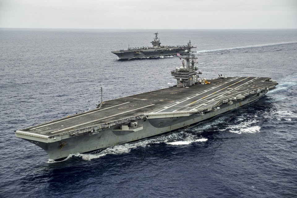 USS George Washington (CVN-73) e USS Ronald Reagan (CVN-76) em 7 de agosto, pouco antes da troca de tripulações