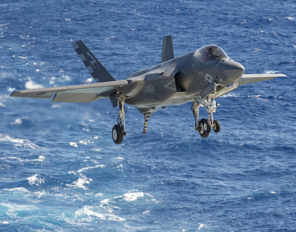 F-35C landing