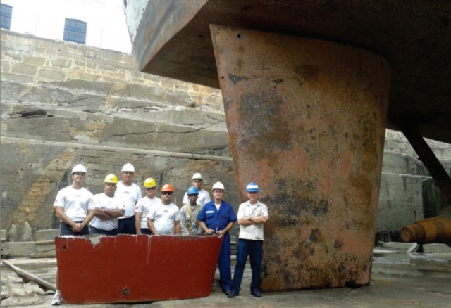 Foto 6 – Detalhe da parte do leme que foi seccionada, enquanto o casco ainda se encontrava flutuando e, também, da atuação do leme como uma “coluna de fortuna” apoiando a popa