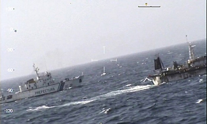 Imagens da guarda naval mostram abordagem a barco chinês - PREFECTURA NAVAL / AFP