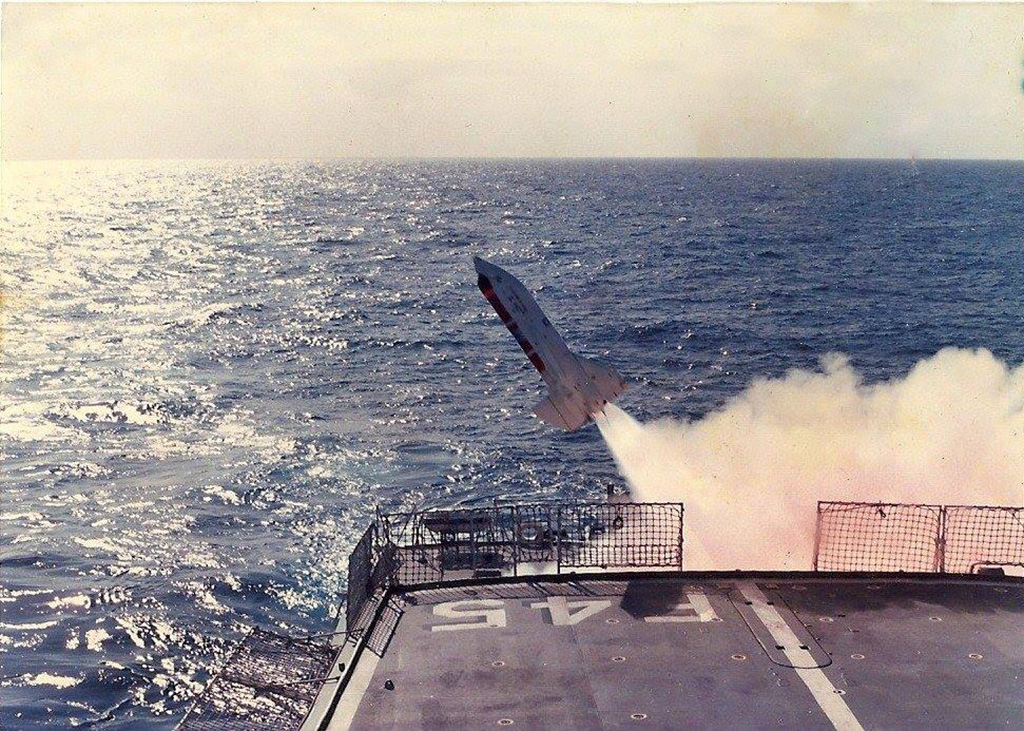 Lançamento de míssil antissubmarino Ikara pela fragata União