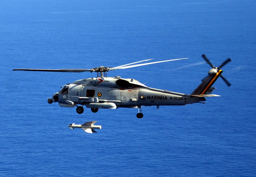 SH-16 Seahawk da MB, lançando míssil Penguin