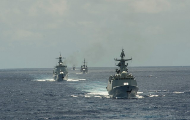 Navios em manobras durante a RIMPAC 2016