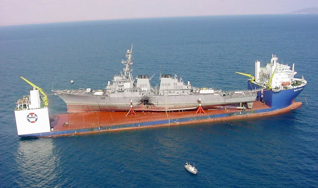 USS Cole sendo transportado para os EUA a bordo do navio de carga pesada semi-submersível MV Blue Marlin