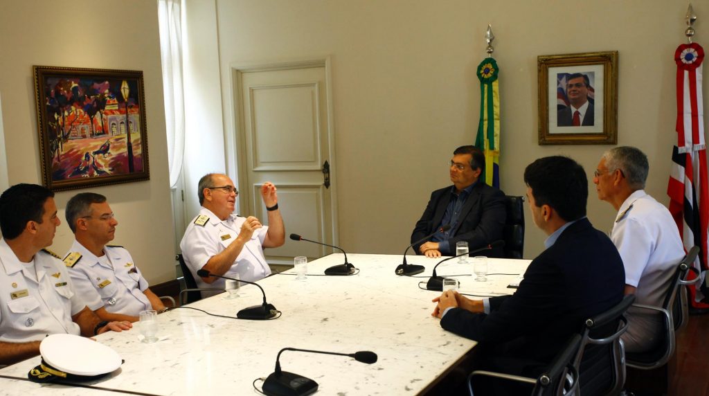 O governador Fávio Dino reiterou ao Almirante o interesse do Maranhão em receber a segunda esquadra, destacando o impacto econômico e social que terá para o estado. Foto: Gilson Teixeira/Secap