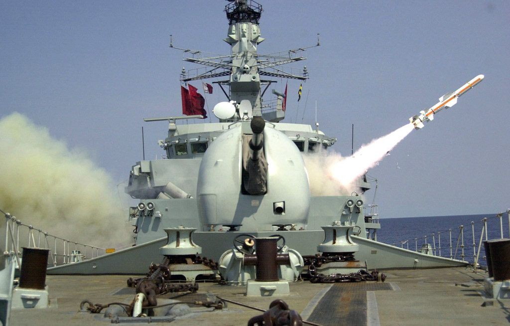 Fragata Type 23 lançando míssil Harpoon