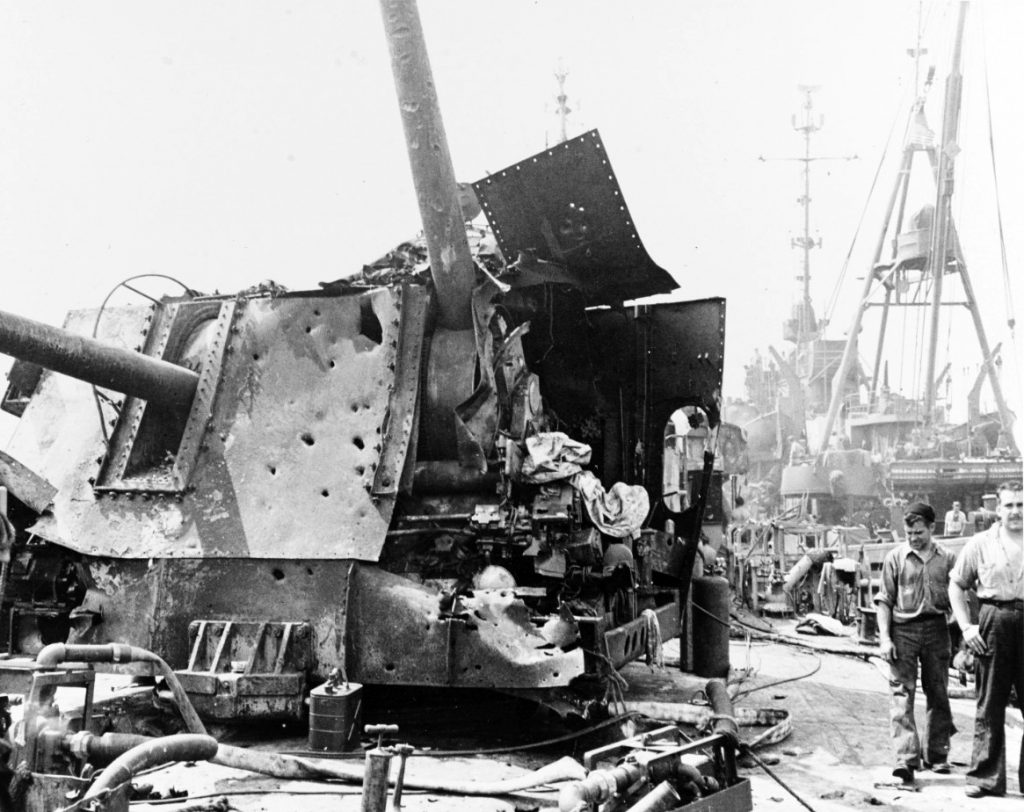 O estado da torreta de canhões de 5 polegadas da popa do USS Laffey depois dos ataques kamikaze