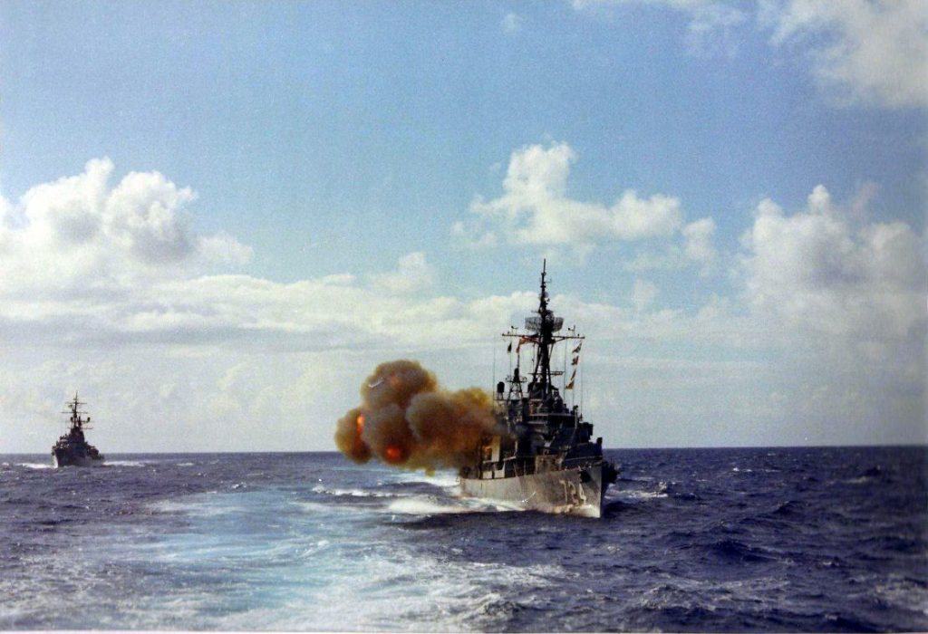USS Laffey (DD 724) abrindo fogo com seus canhões de 5 polegadas