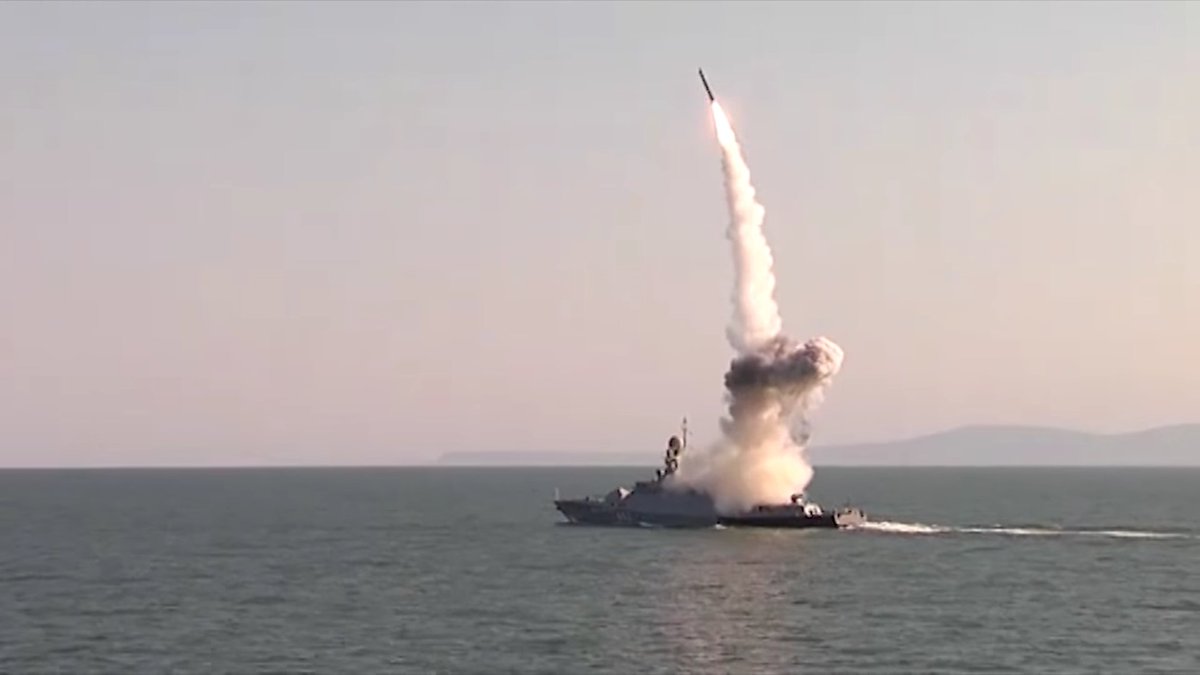 Corveta russa lançando míssil de cruzeiro Kalibr